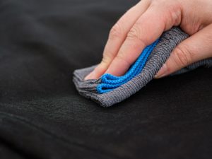 Aus Molton flecken entfernen mit einem weichen Tuch