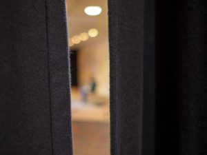 Bühnengestaltung mit Stoff - Vorhang Bühnenmolton schwarz leicht geöffnet