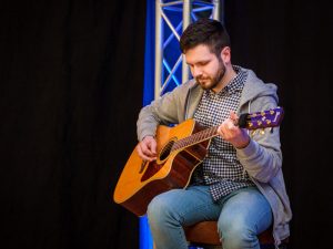 Welcher Stoff schluckt Schall? Bühnenmolton verbessert den Gitarrensound