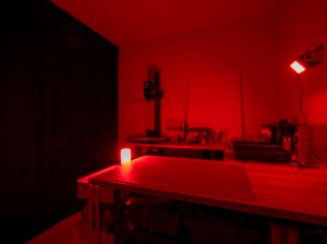 Fotolabor verdunkeln – Dunkelkammer rotes Licht 
