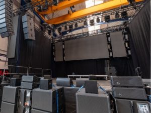 Akustik in Hallen verbessern – Bühnenstoff Bühnenmolton B1 schwarz