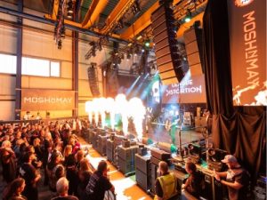 Akustik in Hallen verbessern – Bühnenmolton B1 Konzert Besucher Flammeneffekt vor Bühne