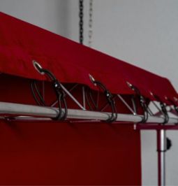 Samtvorhang mieten - Bühnensamt bordeauxrot konfektioniert Traverse Befestigung Gummispanner blickdichte Befestigung