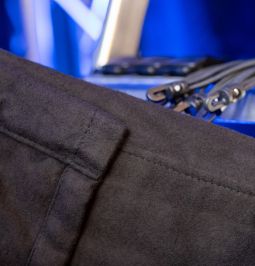 Bühnenvorhang mieten Bühnenmolton schwarz konfektioniert Detailansichten Gurtband Saum Edelstahlösen