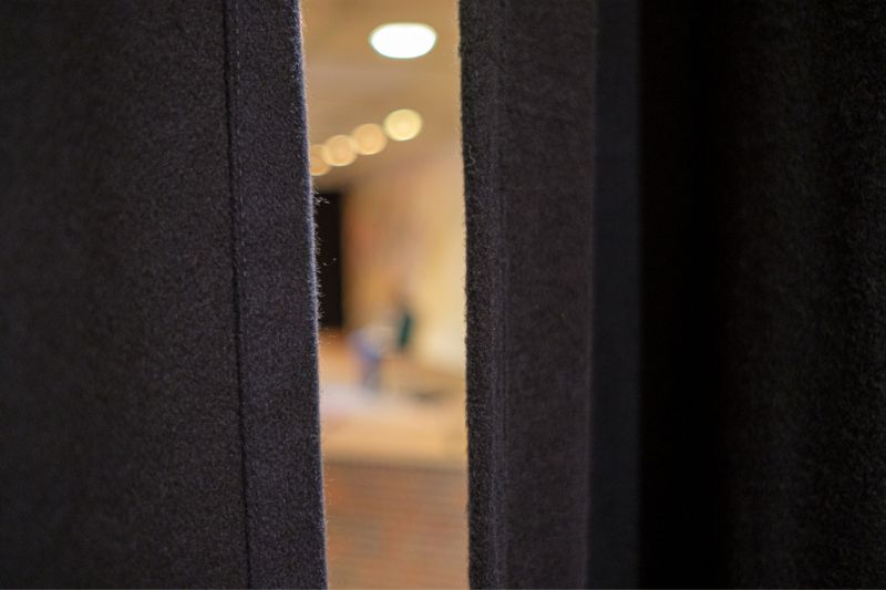 Bühnenvorhang mieten Bühnenmolton schwarz konfektioniert Detailansicht seitlicher Saum rückseitig