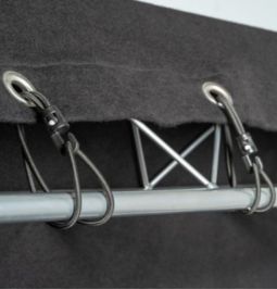 Bühnenvorhang mieten Bühnenmolton schwarz konfektioniert Traverse Befestigung Gummispanner