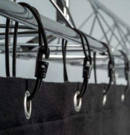 Bühnenvorhang mieten Bühnenmolton schwarz konfektioniert Traverse Befestigung Gummispanner