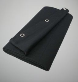 Molton mieten – Bühnenmolton schwarz konfektioniert gefaltet geöst