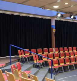 Bühnenmolton schwarz konfektioniert Bühnenvorhang Aula bestuhlt