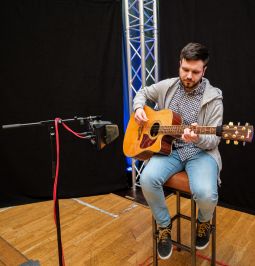 Molton mieten Hintergrund Bühnenmolton schwarz Musiker Gitarre Bühne 