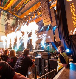 Molton mieten – Bühnenmolton schwarz Festivalbühne Feuereffekt Zuschauer